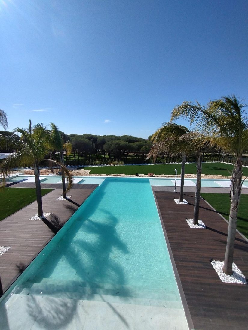 Tarima técnica de madera junto a piscina