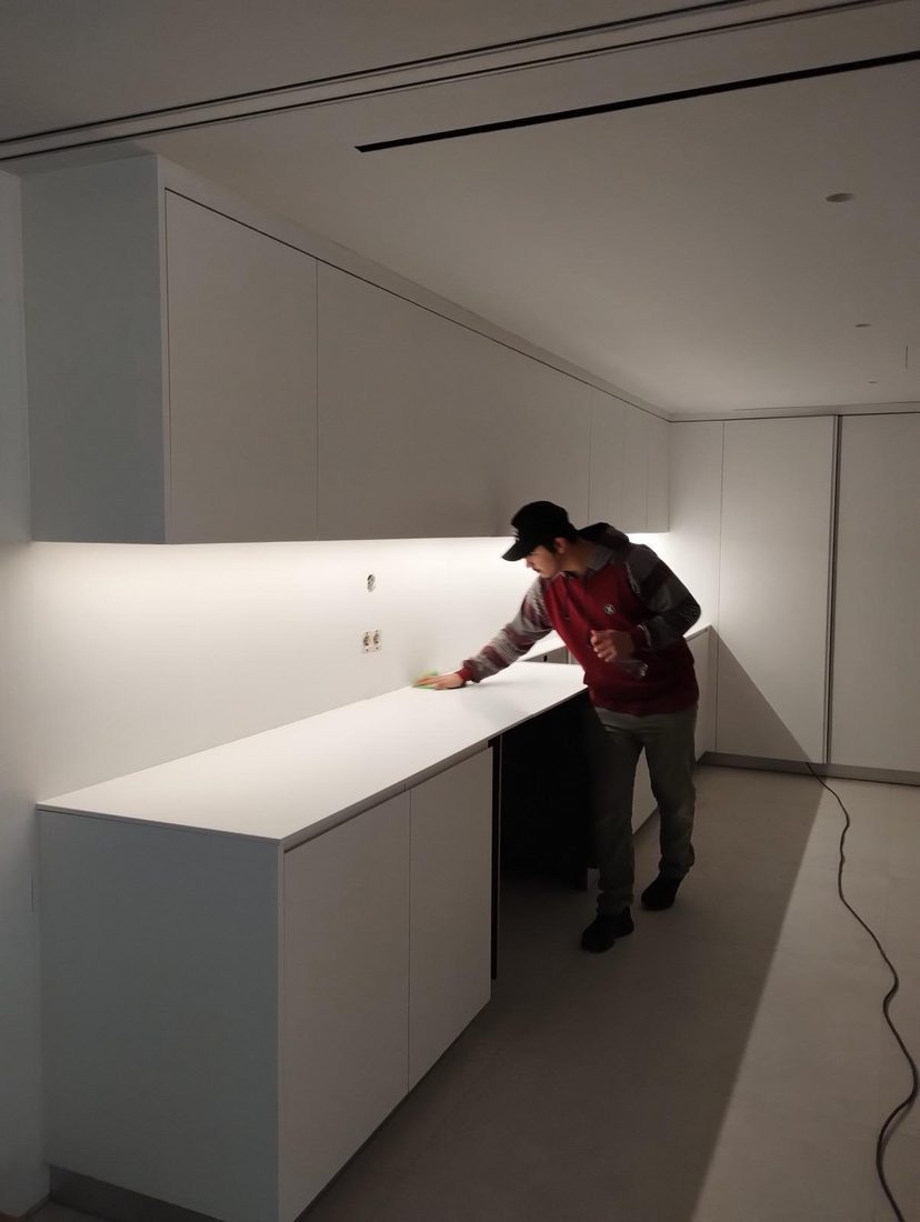 Cocina minimalista a medida con frentes continuos sin tiradores
