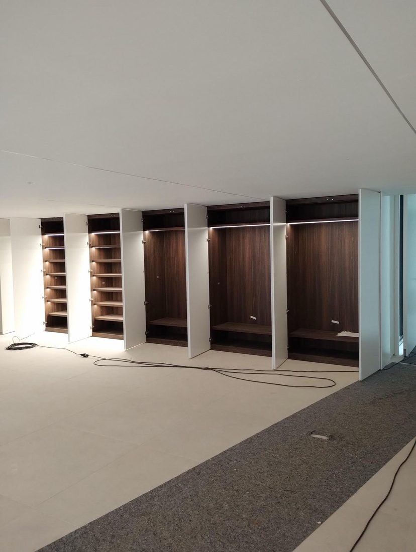 Vestidor a medida en nogal con iluminación LED