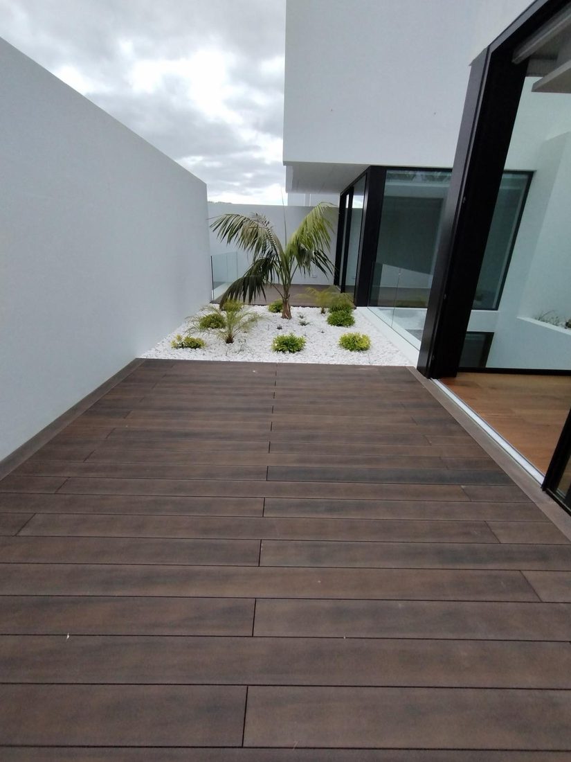 Acceso exterior con tarima técnica