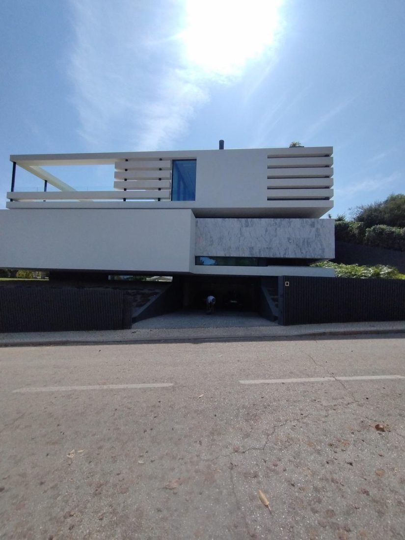 Fachada revestida en listones con lacado exterior