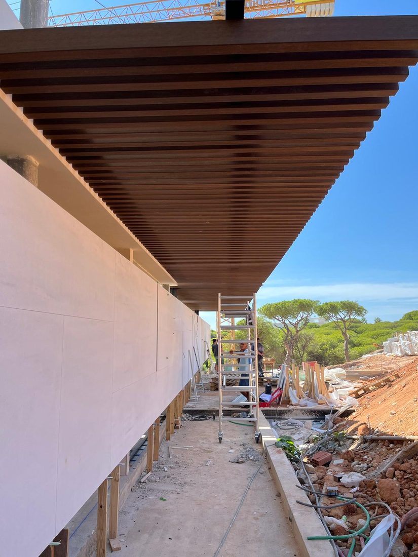 Pérgola de listones en madera y estructura metálica